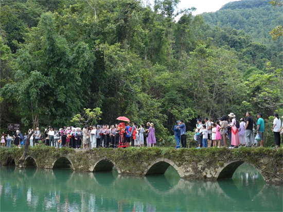 贵州荔波：非遗“上分” 点燃暑期旅游热_fororder_微信图片_20240813162304