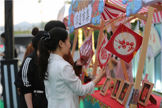 信阳市浉河区：“青”注活力 “城”就未来_fororder_非遗市集吸引年轻人驻足