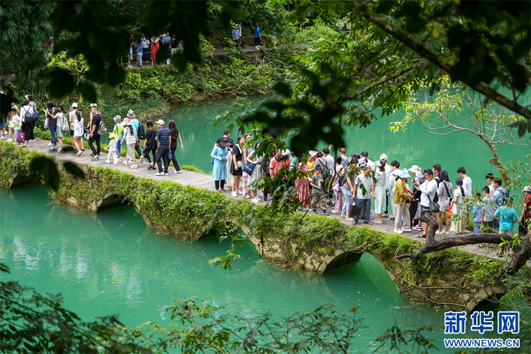 贵州荔波：暑期旅游人气旺