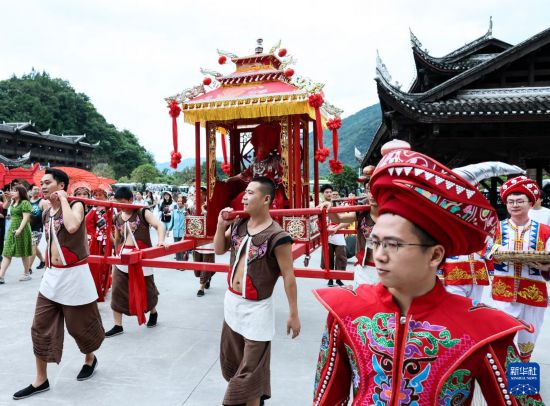 重庆彭水：民族风情助推暑期旅游