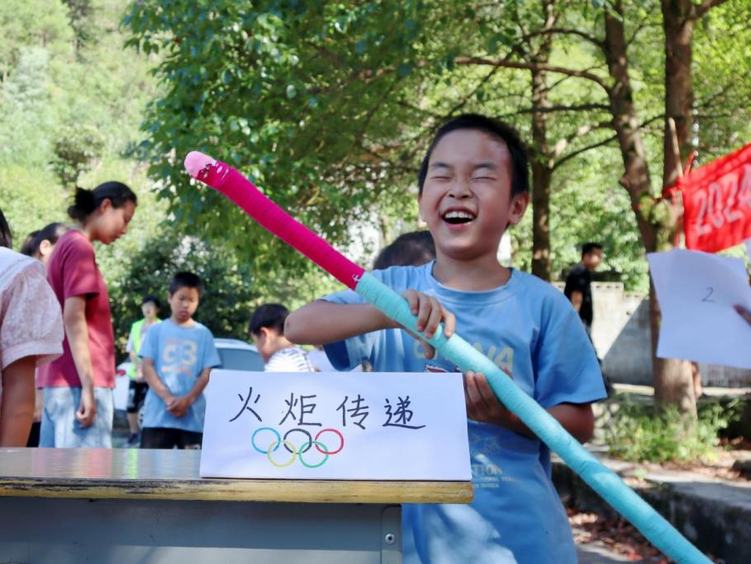 让“奥运风”吹进乡村！这群大学生带领乡村儿童开展趣味运动会_fororder_27