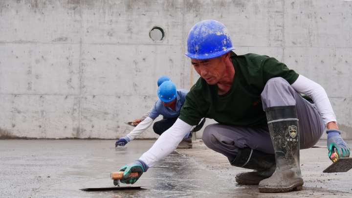 【原创】山丹：全力推进再生水循环利用 建设全国节水型社会新标杆_fororder_工人们正在抹平底板