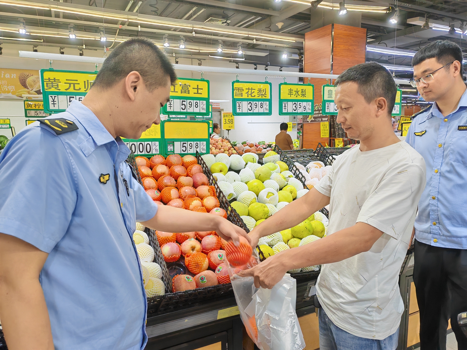 “双争”有我丨保定市满城区：“你点我检” 让“舌尖安全”有保障_fororder_对水果进行抽样送检 摄影 贾林静