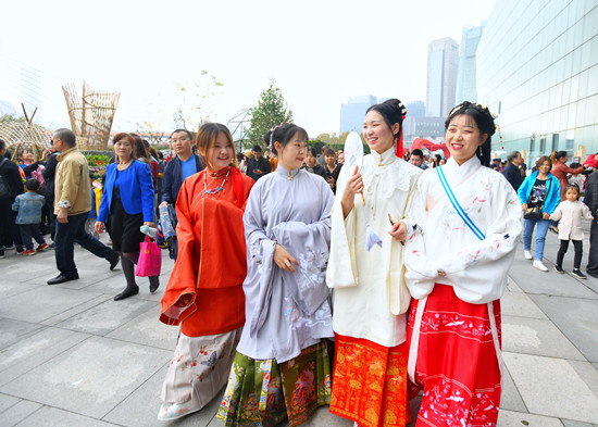 【聚焦重庆】花博会余温未减 市民赏花展笑颜