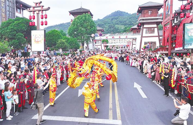 竹山桃花源开街成闹市 两月迎客超150万人次_fororder_微信图片_20240731093046