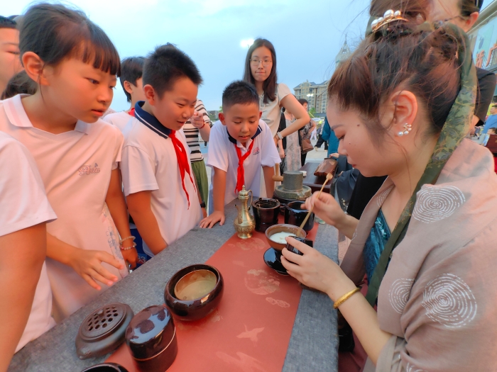 河南开封：逛非遗市集 品宋风古韵