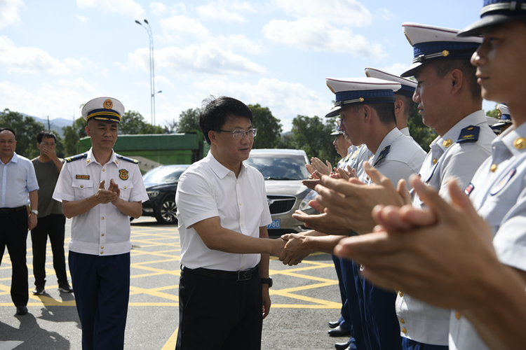 赣州市宁都县委书记傅小新慰问宁都县消防救援大队指战员_fororder_图片3