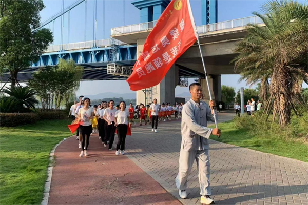 湖北襄阳：“传旗”接力齐奔跑 师生共迎新学期_fororder_图片2