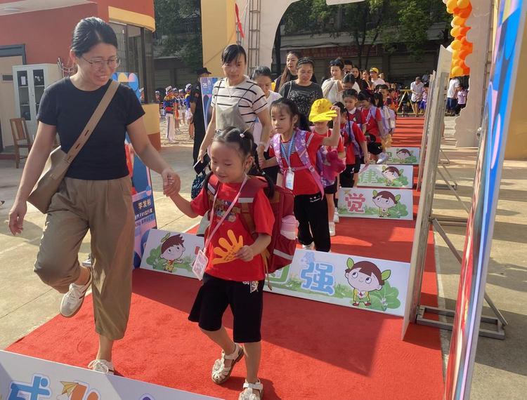 广西各地学校“花式”迎新生_fororder_图片16