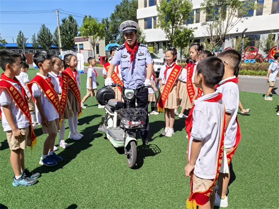 沈阳交警护航开学季 上好交通安全第一课_fororder_交警开学3