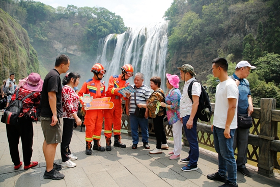 贵州安顺黄果树：消防员为景区安全旅游保驾护航_fororder_消防员向外省游客讲解消防知识.JPG