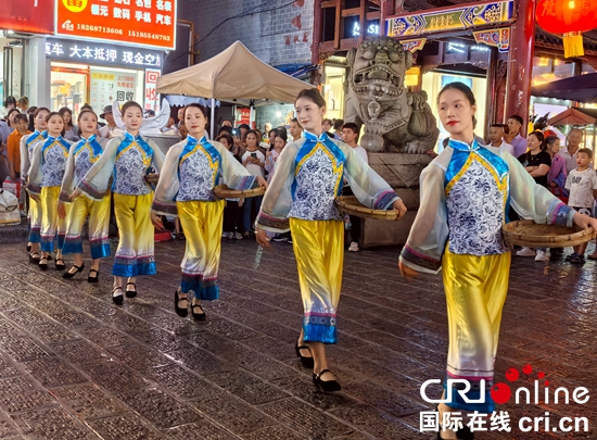 贵州都匀：“民族表演Citywalk” 惊艳石板古街_fororder_微信图片_20240807133826