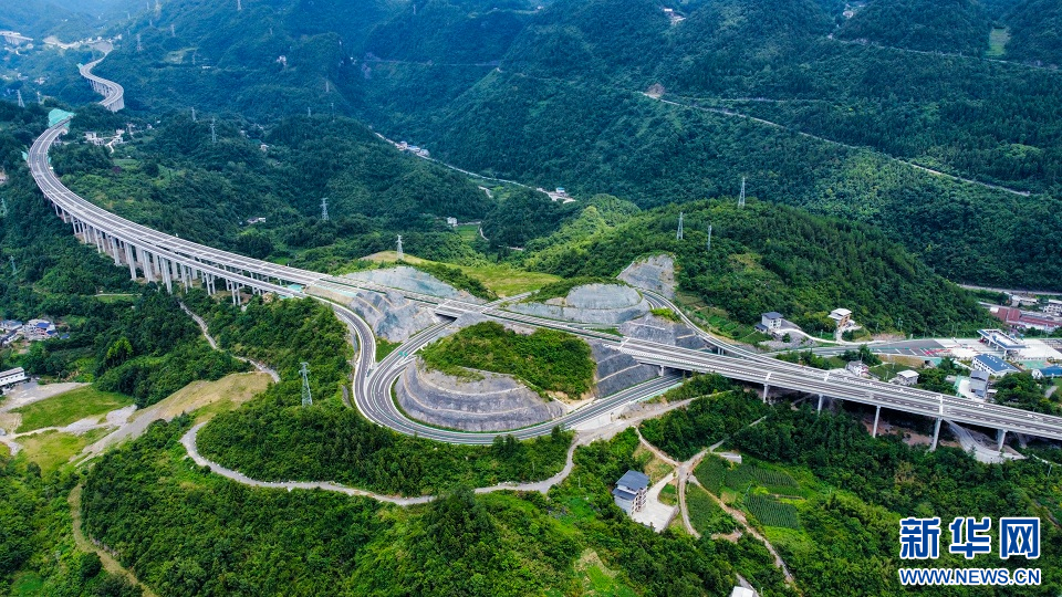 鄂西迎来新“天路”！宜来高速鹤峰东段全面建成