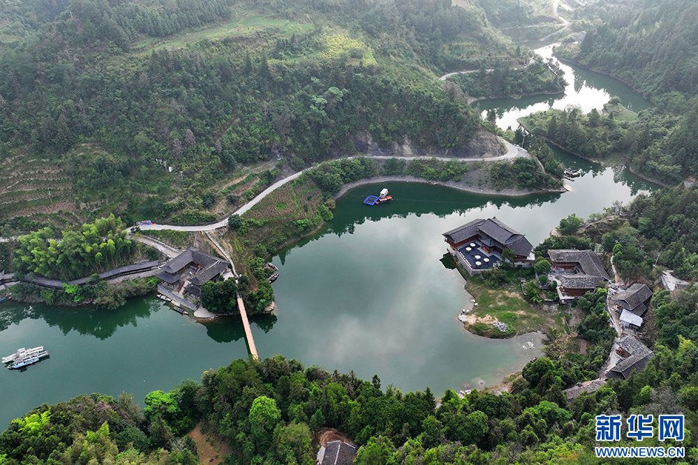 重庆酉阳：晨雾抚河湾 山水入画来