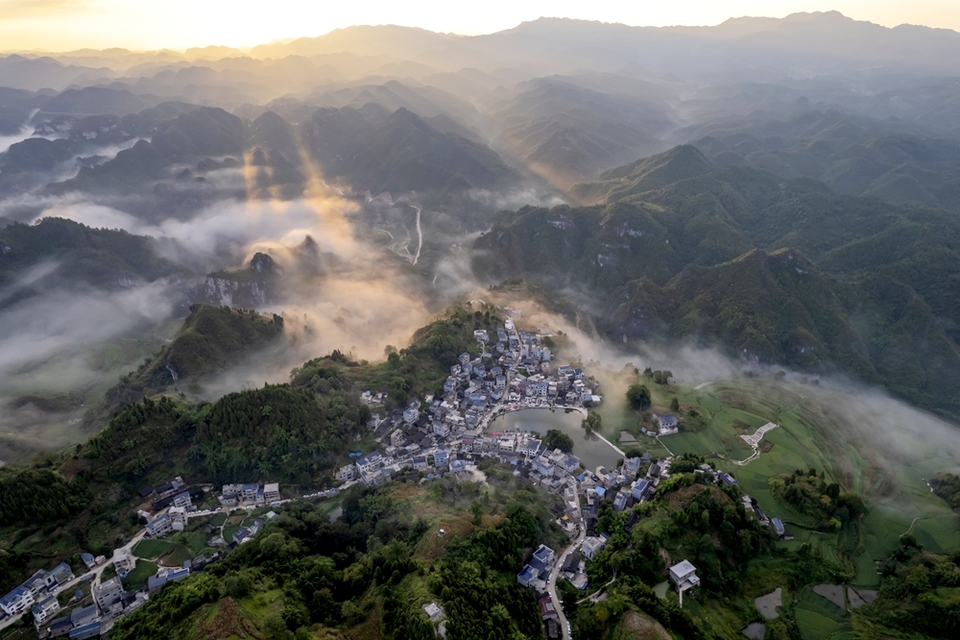 贵州施秉：生态乡村美如画_fororder_2024年8月6日，贵州省黔东南苗族侗族自治州施秉县杨柳塘镇高塘村绿意盎然，生机勃勃，日出、云海、稻田、村庄、碧水、青山交相辉映，构成一幅和美乡村生态宜居画卷。（磨桂宾 摄） (4)