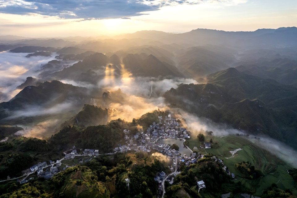 贵州施秉：生态乡村美如画_fororder_2024年8月6日，贵州省黔东南苗族侗族自治州施秉县杨柳塘镇高塘村绿意盎然，生机勃勃，日出、云海、稻田、村庄、碧水、青山交相辉映，构成一幅和美乡村生态宜居画卷。（磨桂宾 摄） (2)