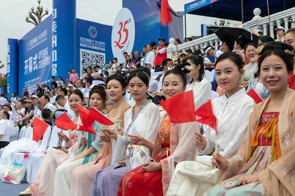 2024 China (Guangyuan) Female Festival is about to Open_fororder_Women in traditional Hanfu participating in the 35th Female Festival [Photo via the Publicity Department of CPC Guangyuan Municipal Committee]