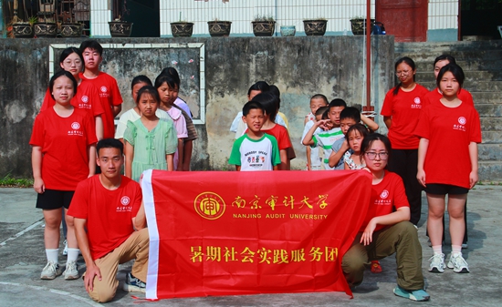 南京审计大学学生到贵州镇远开展支教_fororder_南京审计大学学生到蕉溪镇路溪小学支教（粟宇驰 摄）.JPG