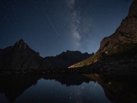 英仙座流星雨“绽放”夜空