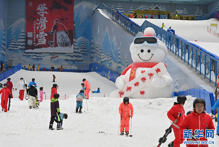 重庆：“反季玩雪”成消暑度夏新选择