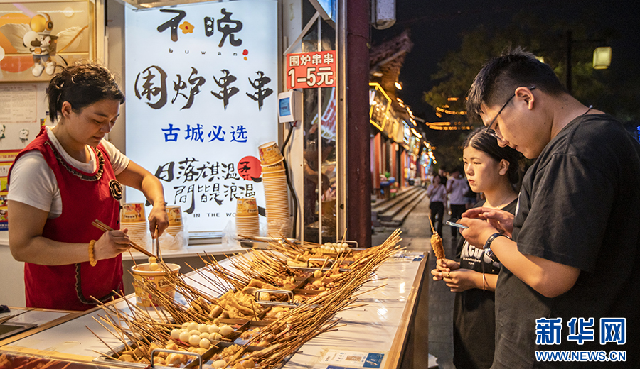 河南商丘：夜游古城 感受“烟火气”