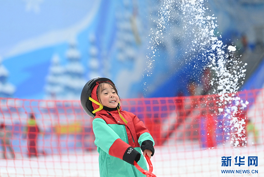 重庆：“反季玩雪”成消暑度夏新选择