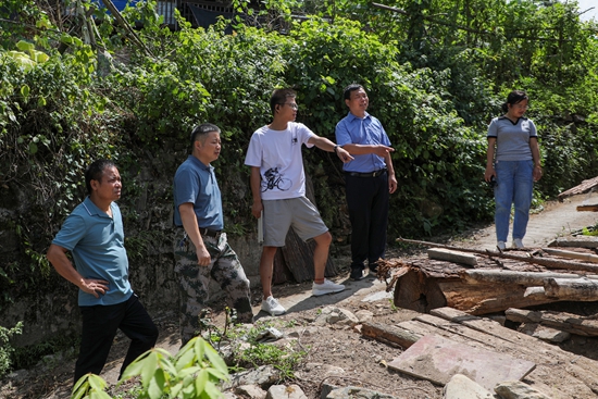 贵州天柱：探索建立湘黔两省联合帮扶工作机制_fororder_驻村干部商讨村民乱堆乱放解决方案.JPG