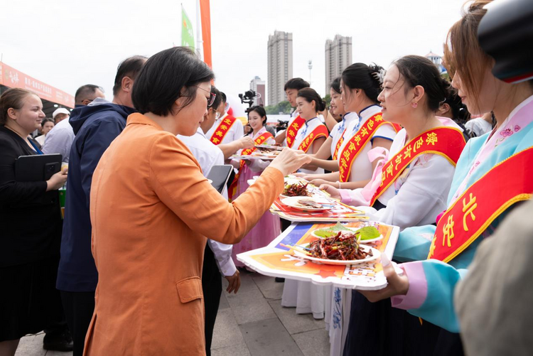 品味两岸·中俄美食品鉴会暨西餐职业技能大赛在黑龙江省黑河市启幕_fororder_图片3