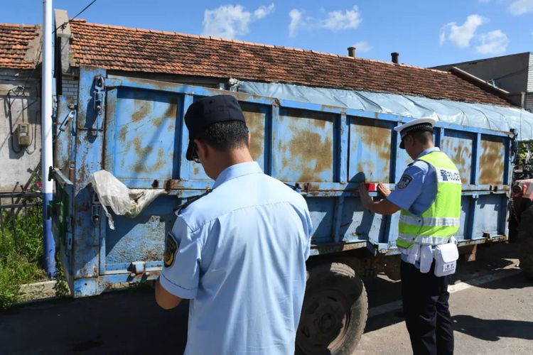 牡丹江穆棱市公安局联合市农业农村局开展夏季农村道路交通安全宣传活动_fororder_图片1