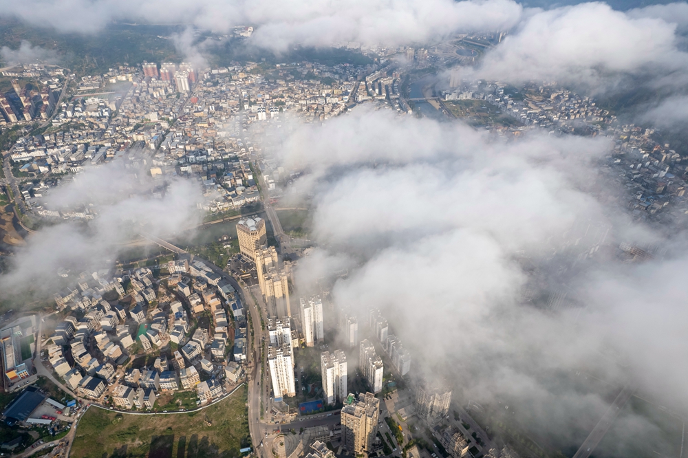 贵州施秉：“天空之城”美如画_fororder_2024年8月19日，贵州省黔东南苗族侗族自治州施秉县城云雾缭绕，建筑在云雾中若隐若现，宛若仙境，仿佛“天空之城”，美不胜收。（磨桂宾 摄） (4)