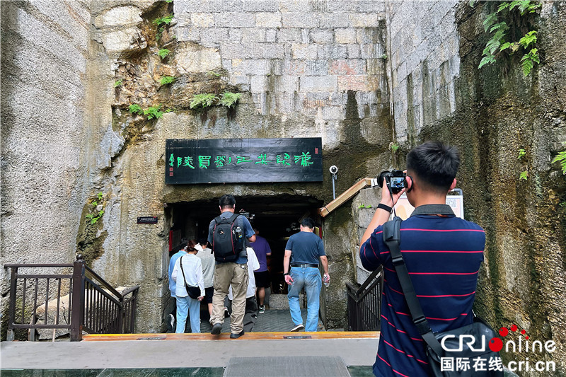 【何以中国 行走河南】芒砀山上探秘汉文化 感受文物活化新活力_fororder_采访团进入梁共王刘买陵参观拍摄