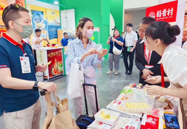 苏州稻香村亮相2024亚洲国际食品展 牡丹鲜花饼等糕点备受关注_fororder_117223483_c025393d-658a-4259-8697-7ab1f8b0cfec