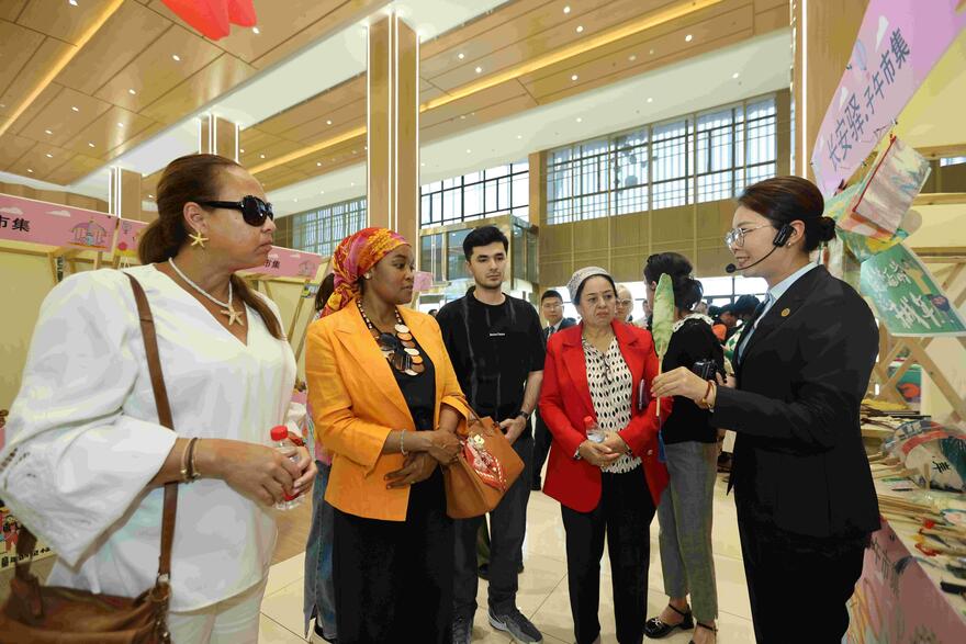 Wives of Ambassadors from Nine Countries Visit Shaanxi Transportation Holding Group Co., Ltd._fororder_图片9