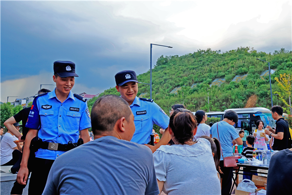 公安全力护航旅游热潮 构筑景区平安“枫警”线_fororder_图片1