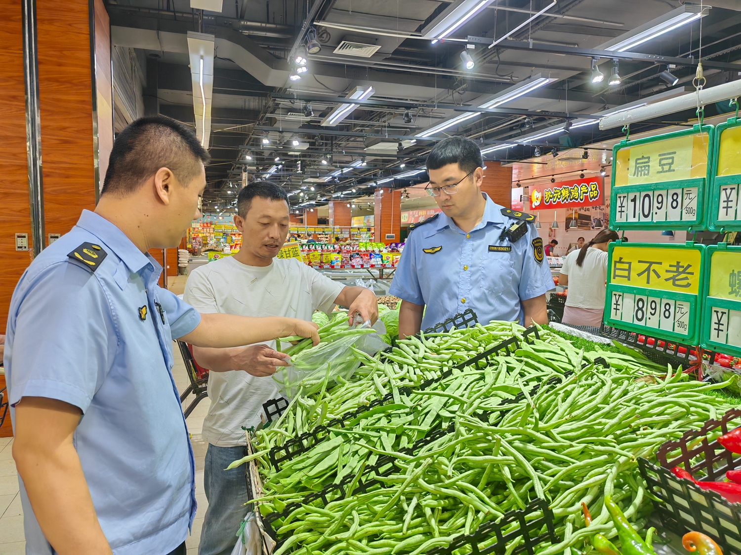 “双争”有我丨保定市满城区：“你点我检” 让“舌尖安全”有保障_fororder_对蔬菜现场取样 摄影 刘鑫宇