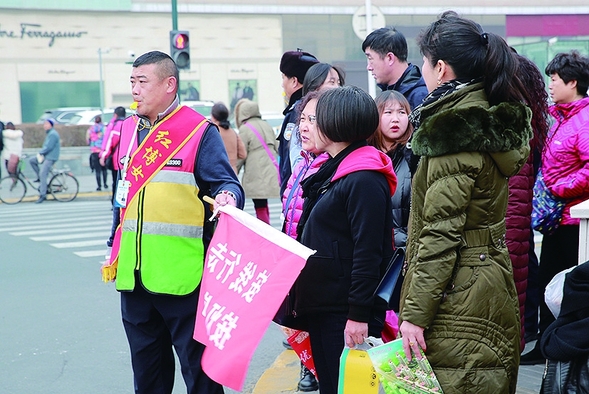 冰城300名驾校教练上岗规范行人过马路