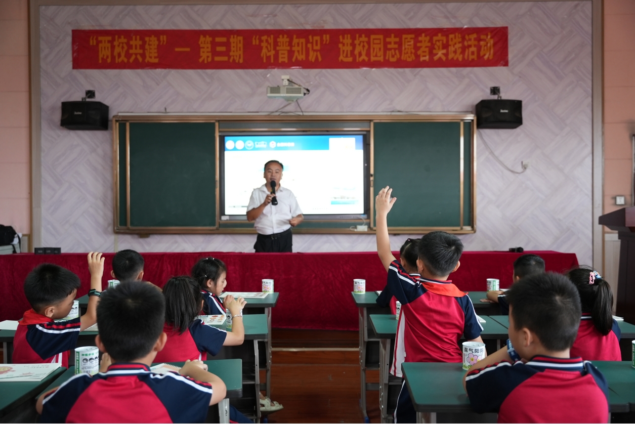 江西制造职业技术学院与艾溪湖第一小学联合开展“科普知识”进校园志愿者实践活动_fororder_图片4