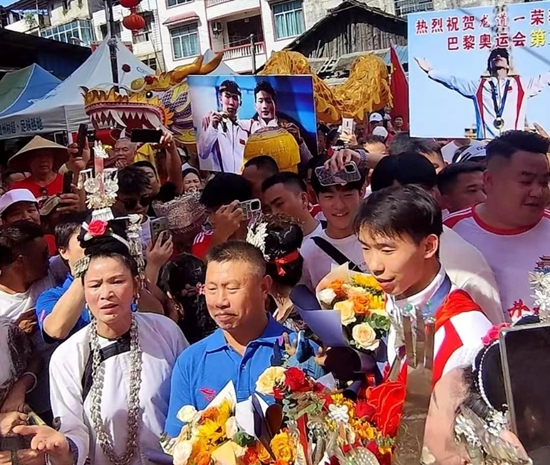 奥运冠军龙道一载誉返乡 家乡人民热情迎接_fororder_微信图片_20240824140146