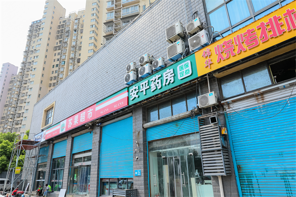 擦亮城市“容颜” 南京市雨花台区城管部门开展店招标牌专项整治_fororder_24