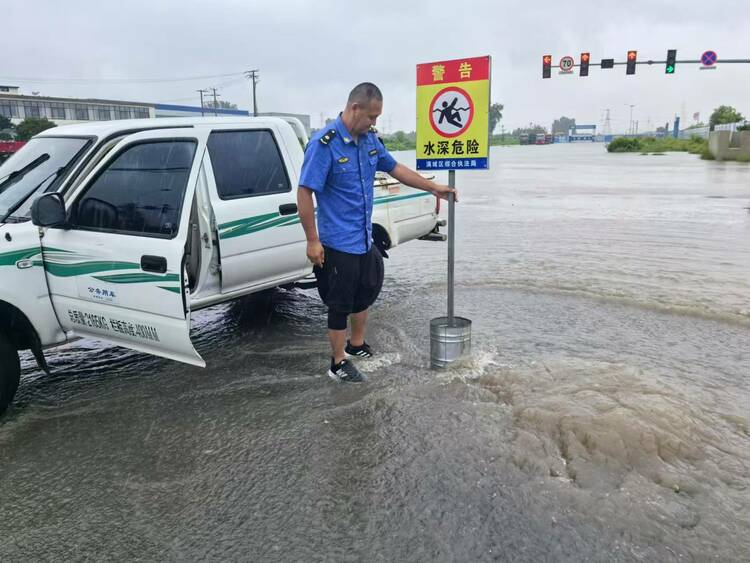 保定市满城区：多举措应对强降雨天气_fororder_设置警示牌 摄影 孟宁