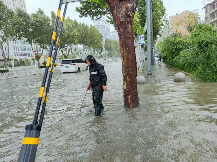 保定市满城区：多举措应对强降雨天气_fororder_清除排水设施 摄影 孟宁