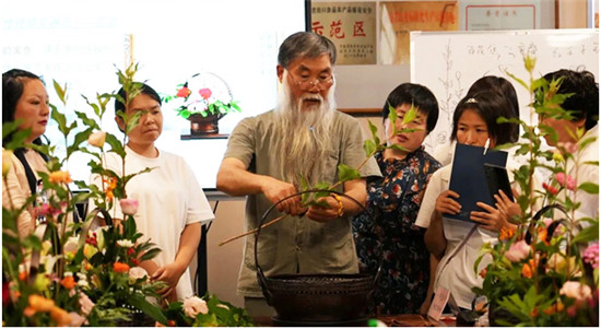 南阳市卧龙区以插花艺术为媒介 推动月季花卉产业提质升级_fororder_插花现场 摄影 宋昕瑶