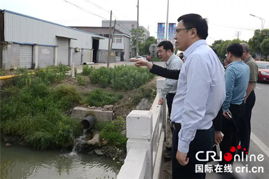 （供稿 社会广角列表 三吴大地泰州 移动版）泰州市海陵区委书记、区长陈翔突查环境保护工作