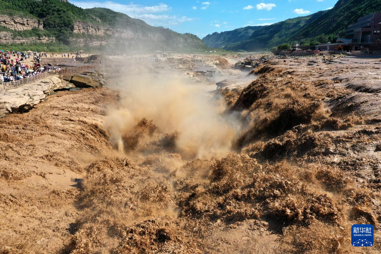 洪峰过境 黄河壶口瀑布现水岸齐平景观