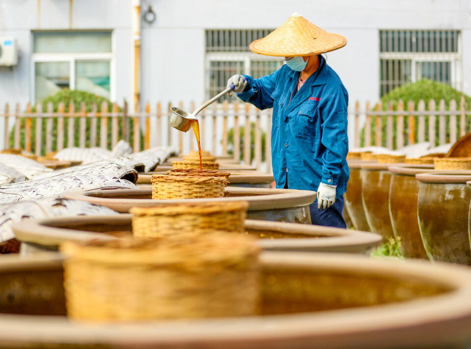 山东滕州：晴好天气酿晒酱油