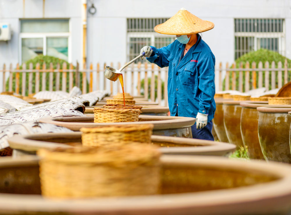 山东滕州：晴好天气酿晒酱油