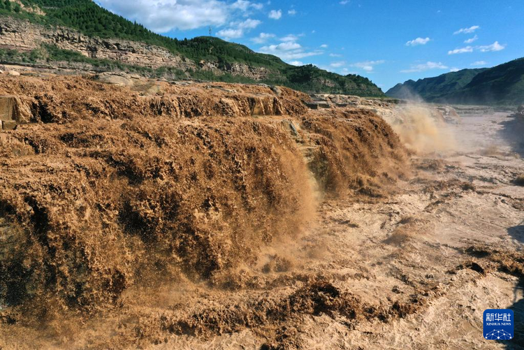 洪峰过境 黄河壶口瀑布现水岸齐平景观