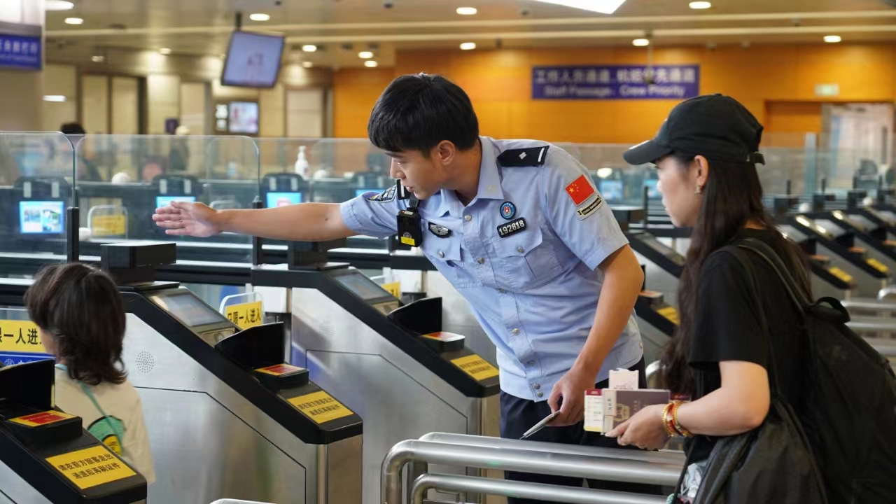 今年以来 上海边检在浦东国际机场口岸查验出入境人员数量达2000万人次 超去年全年总量_fororder_微信图片_20240830081518