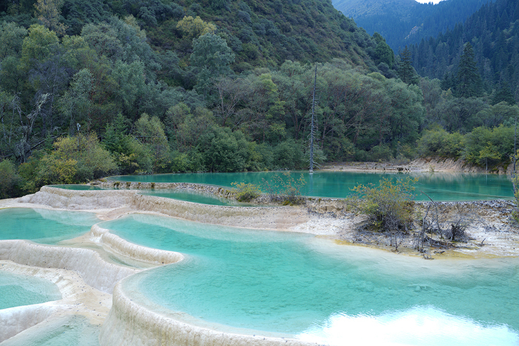 “梦”游九寨｜国庆假期去哪儿？走，纵情山水玩转九寨_fororder_神仙池景区一角-摄影-杨雯涵