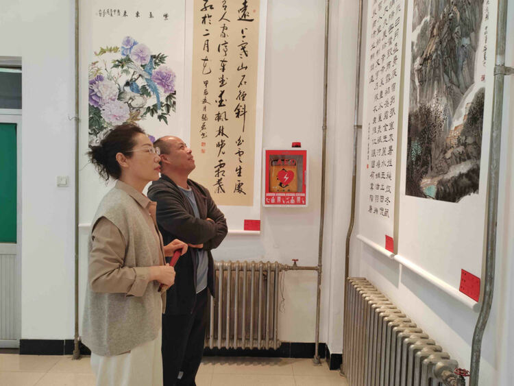 河北承德县：翰墨丹青歌盛世 光影流彩颂辉煌_fororder_图为现场观展群众。摄影 孙晓明